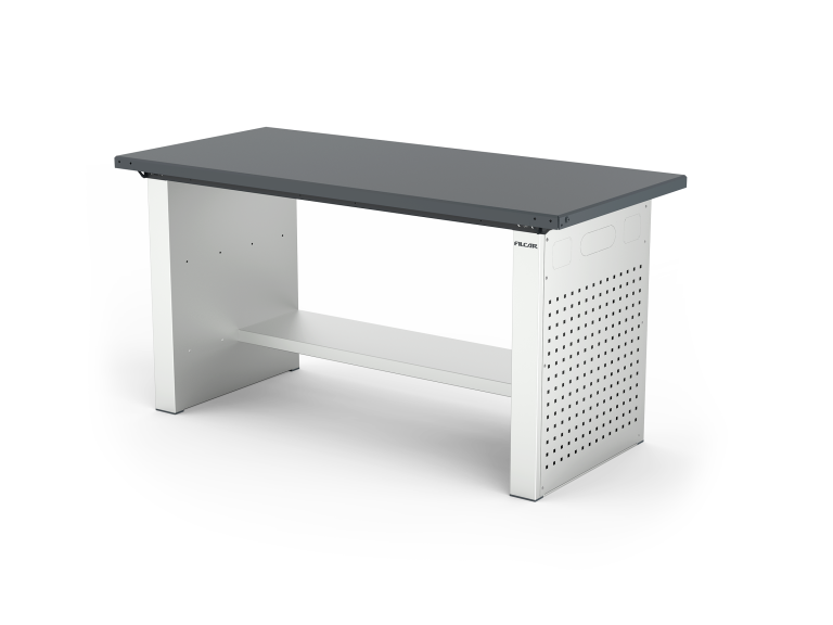 Banco da lavoro ad altezza fissa, con piano in acciaio standard da 3 mm, fianchi chiusi con predisposizioni elettriche e ripiano medio. L 1500 mm