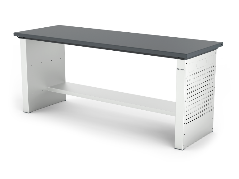 Banco da lavoro ad altezza fissa, con piano in acciaio standard da 3 mm, fianchi chiusi con predisposizioni elettriche e ripiano medio. L 2000 mm
