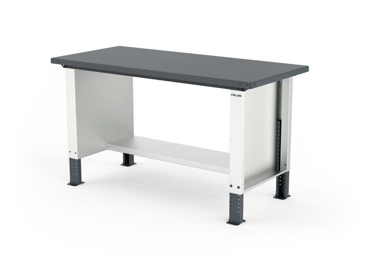 Établi réglable en hauteur avec plateau standard en acier de 3 mm, côtés standard et étagère moyenne. L 1500 mm